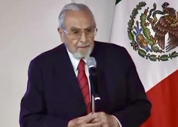 “¡Hipócrita!”, estallan críticas y abucheos contra Bernardo Bátiz por defender reforma judicial