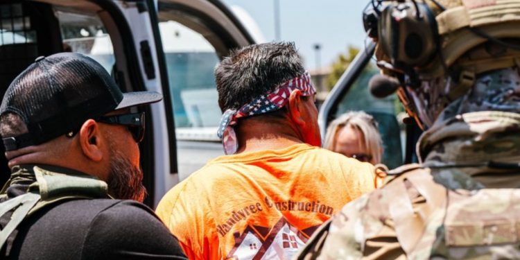 Sheinbaum confirma detención de 61 connacionales en redadas migratorios en Los Ángeles