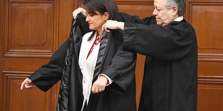 Senadores de Morena y PVEM presentan iniciativa para eliminar uso de toga en la SCJN