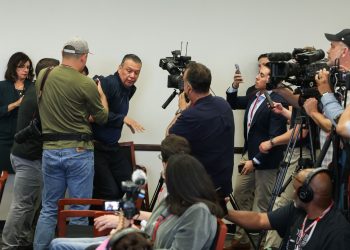 Senador Padilla es sometido por la fuerza y esposado tras intentar cuestionar a Kristi Noem