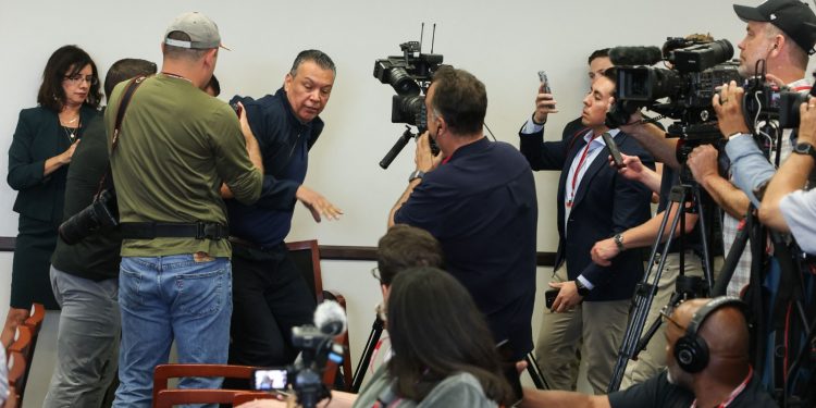 Senador Padilla es sometido por la fuerza y esposado tras intentar cuestionar a Kristi Noem