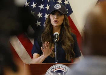 Kristi Noem promete continuar con ofensiva migratoria de Trump pese a protestas