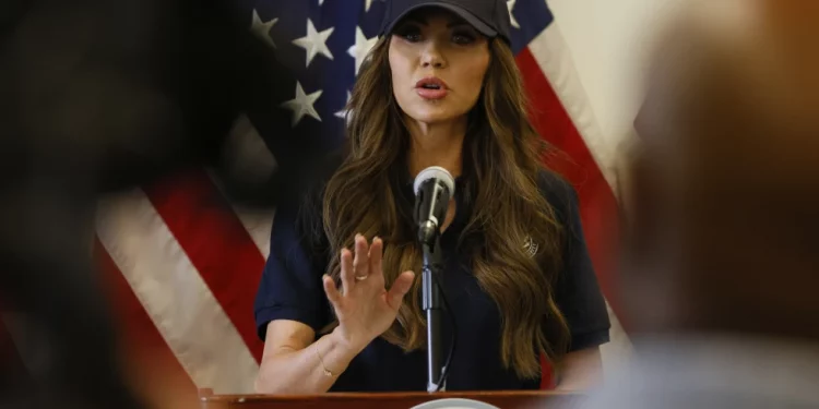 Kristi Noem promete continuar con ofensiva migratoria de Trump pese a protestas