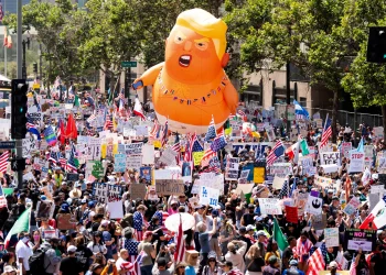 Trump despliega fuerza militar en su cumpleaños mientras miles protestan contra su “gobierno autoritario”