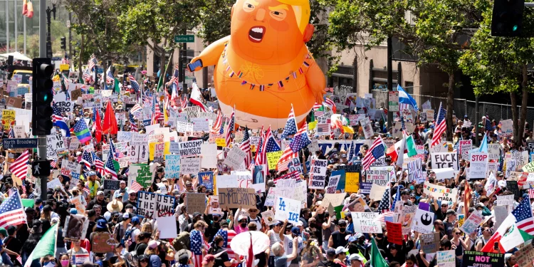 Trump despliega fuerza militar en su cumpleaños mientras miles protestan contra su “gobierno autoritario”