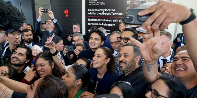 Sheinbaum llega a Calgary para participar en Cumbre del G7; la reciben con “El Cielito Lindo”