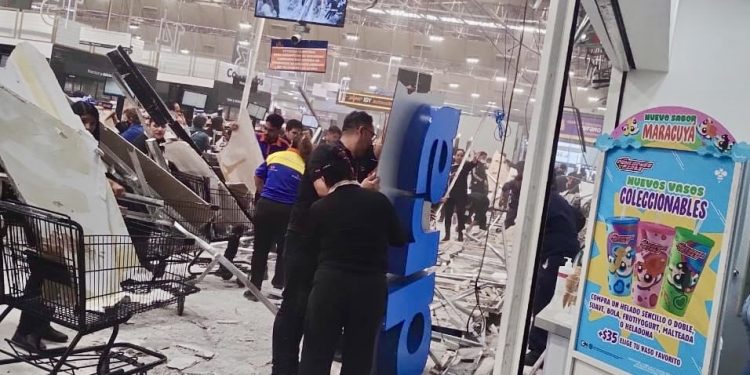 Se desploma plafón en tienda Chedraui de alcaldía Benito Juárez; hay una mujer lesionada