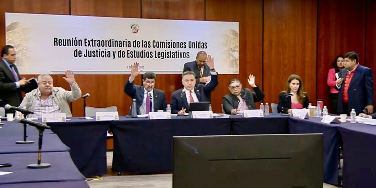 Aprueban en comisiones del Senado reforma a Ley Antilavado; oposición denuncia “supervigilancia” y uso político