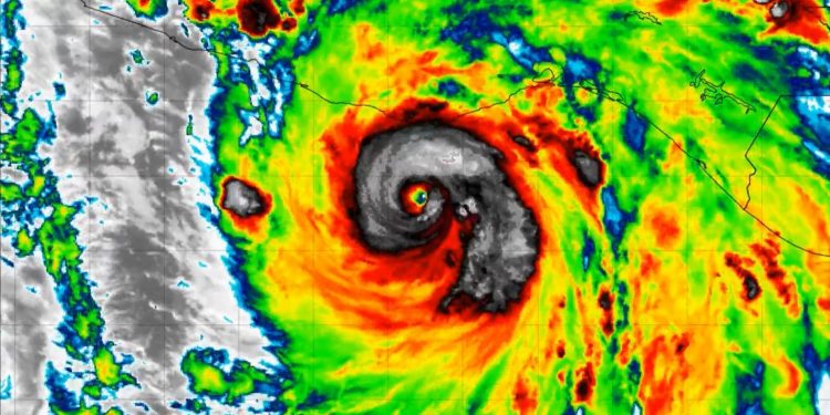 Huracán “Erick” se intensifica a categoría 3; amenaza con vientos catastróficos e inundaciones en el sur de México