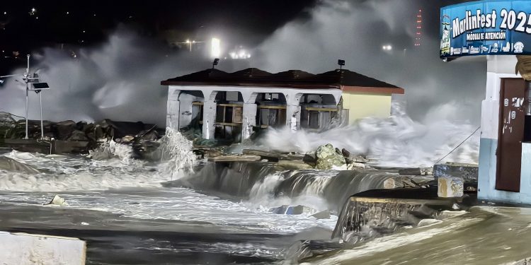 Toca tierra el huracán “Erick” como categoría 3 en Oaxaca; reportan severas afectaciones pero sin víctimas mortales