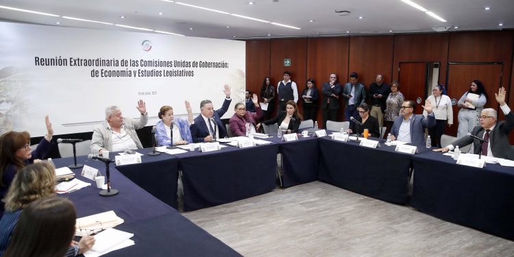 Senado aprueba en comisiones nueva ley para eliminar trámites; oposición advierte centralismo