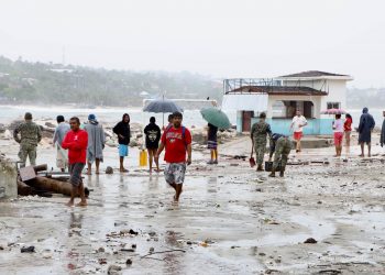 Informa Sheinbaum que “Erick” se mantiene como huracán categoría 1; deja derrumbes, apagones y hospital inundado