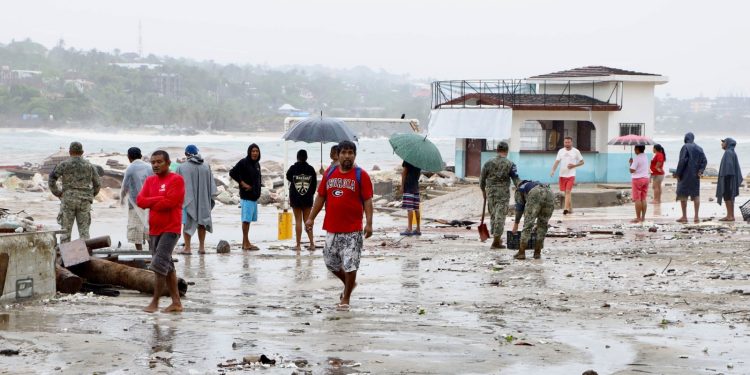 Informa Sheinbaum que “Erick” se mantiene como huracán categoría 1; deja derrumbes, apagones y hospital inundado