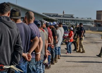 Mil 154 mexicanos detenidos en 111 operativos migratorios de ICE en EEUU: SRE