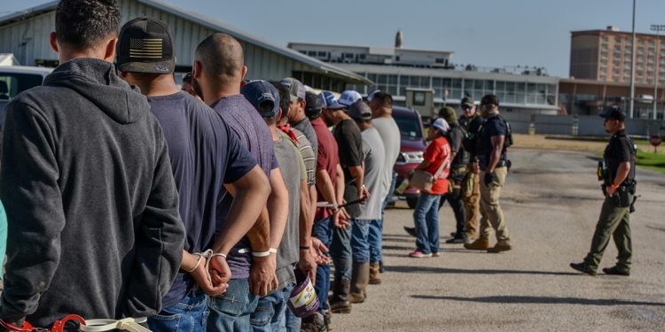 Mil 154 mexicanos detenidos en 111 operativos migratorios de ICE en EEUU: SRE