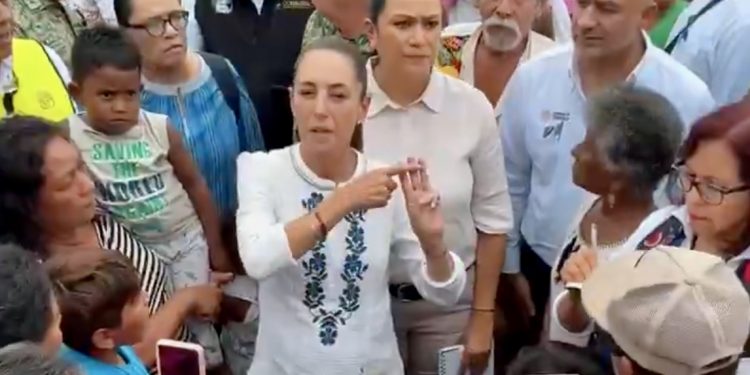 Sheinbaum visita zona afectada por huracán “Erick” en Oaxaca y anuncia apoyo a damnificados