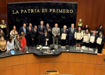 Lilly Téllez protesta con megáfono contra Juan Antonio Ferrer en su ratificación como embajador ante la UNESCO