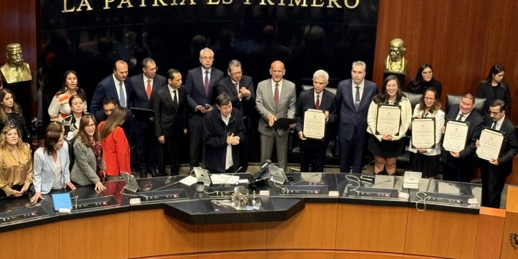 Lilly Téllez protesta con megáfono contra Juan Antonio Ferrer en su ratificación como embajador ante la UNESCO