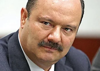 Juez de Texas desestima demanda de Javier Corral contra César Duarte por falta de pruebas sobre propiedades en EEUU