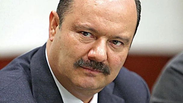 Juez de Texas desestima demanda de Javier Corral contra César Duarte por falta de pruebas sobre propiedades en EEUU