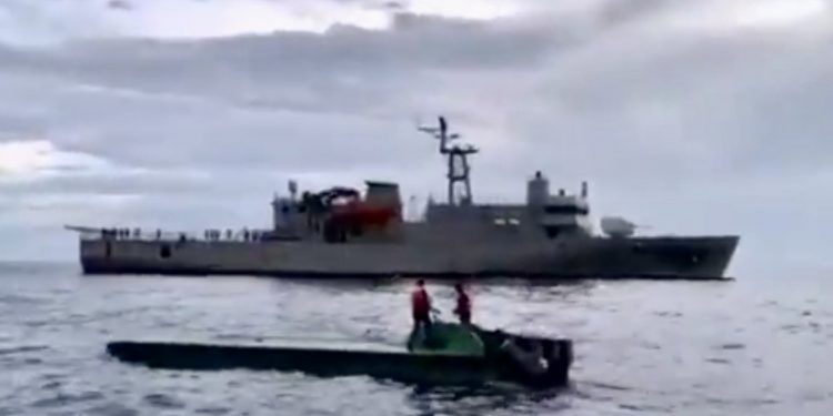 Asegura Marina semisumergible con más de 3.5 toneladas de cocaína en costas de Guerrero