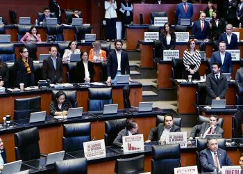 Morena se niega a honrar a muertos por Covid; defiende a López-Gatell en el Senado