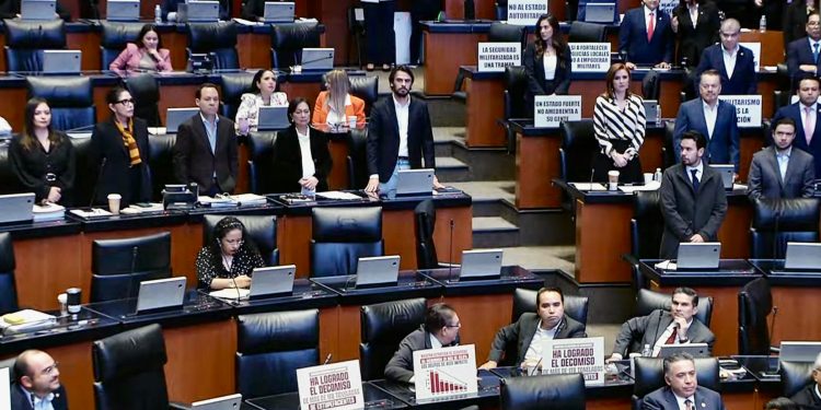 Morena se niega a honrar a muertos por Covid; defiende a López-Gatell en el Senado