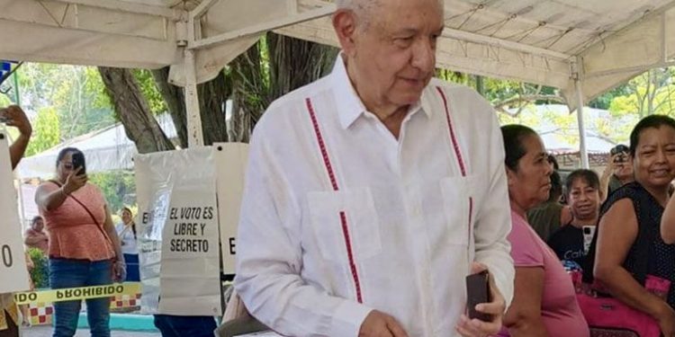 AMLO reaparece en Palenque para votar en histórica elección del Poder Judicial