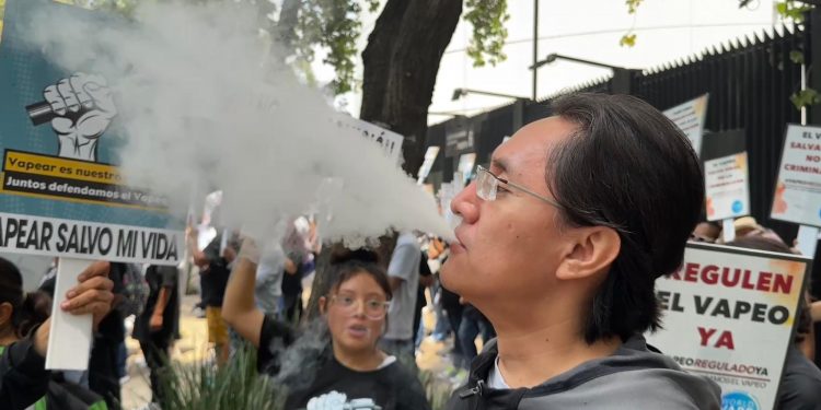 Con mariachi organizaciones pro vapeo reclaman regulación justa