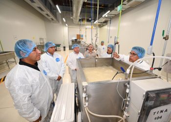 Eduardo Ramírez visita planta de moscas estériles en Chiapas para combatir plaga ganadera