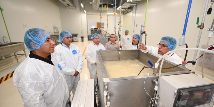 Eduardo Ramírez visita planta de moscas estériles en Chiapas para combatir plaga ganadera