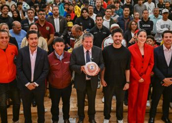 Oribe Peralta inspira a jóvenes zacatecanos con su historia de superación