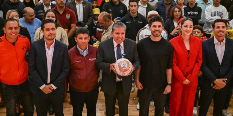 Oribe Peralta inspira a jóvenes zacatecanos con su historia de superación