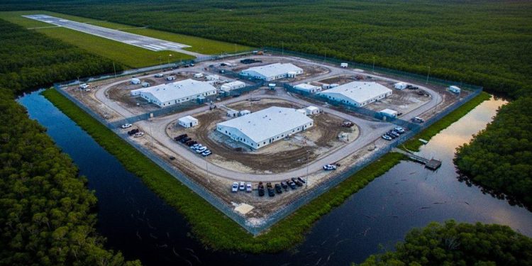 Sheinbaum rechaza “Alligator Alcatraz” la nueva prisión migrante de Trump; “viola derechos humanos”