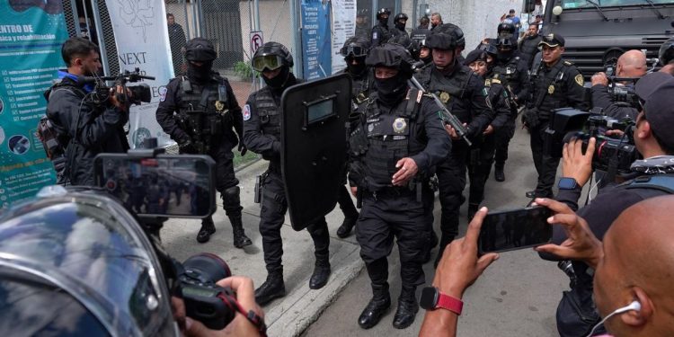 Abaten a hombre armado que tomó rehén en centro comunitario de GAM