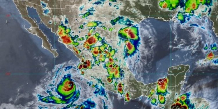 Huracán Flossie se fortalece a categoría 3 y activa alertas en seis estados del Pacífico