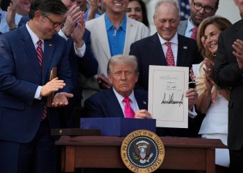 Trump celebra el 4 de julio con firma de polémico plan fiscal que recorta impuestos y gasto social
