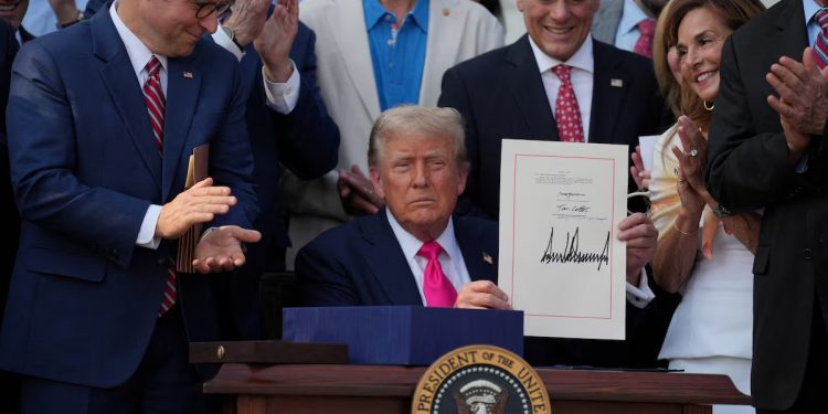 Trump celebra el 4 de julio con firma de polémico plan fiscal que recorta impuestos y gasto social