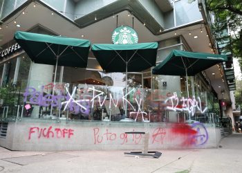 Protesta anti-gentrificación en CDMX termina en violencia, destrozos y agresiones