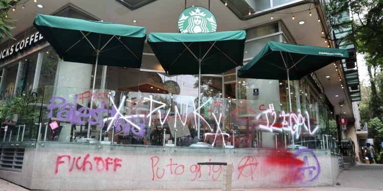 Protesta anti-gentrificación en CDMX termina en violencia, destrozos y agresiones
