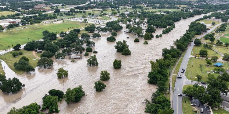 Número de muertos por inundaciones de Texas llega a 80