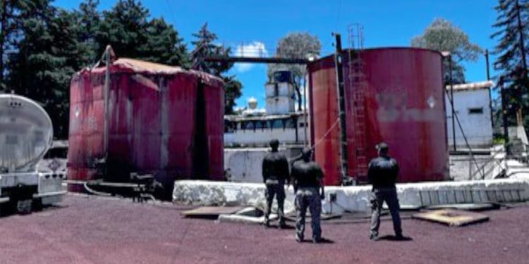 Golpe contundente: FGR asegura 933 mil litros de combustible ilegal en operativo en Veracruz