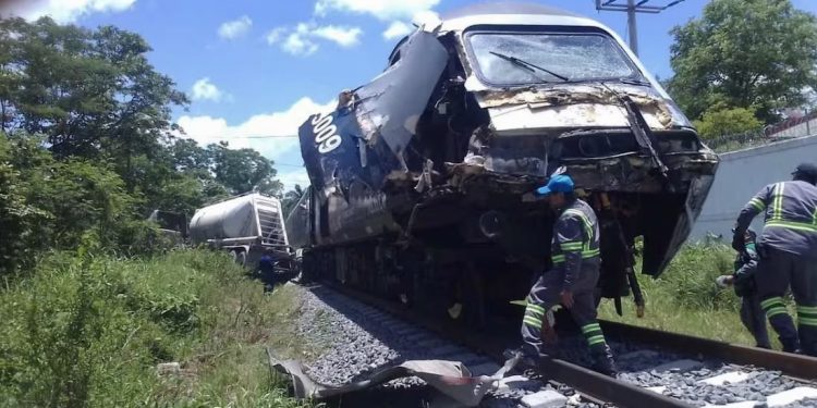 Accidente en cruce ferroviario de Macuspana, tráiler se impacta contra el Tren Interoceánico