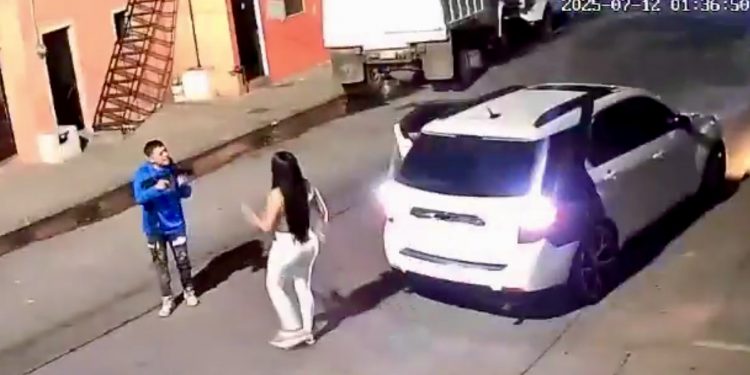 Feminicidio en Jalisco: Hombre mata a su pareja con arma larga en plena calle
