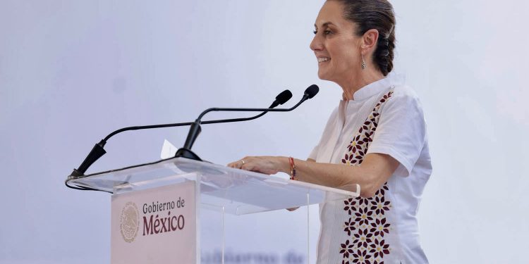 Sheinbaum anuncia inversión de 2 mil mdp en salud durante gira por Tabasco; omite crisis por presuntos vínculos criminales de exjefe policiaco