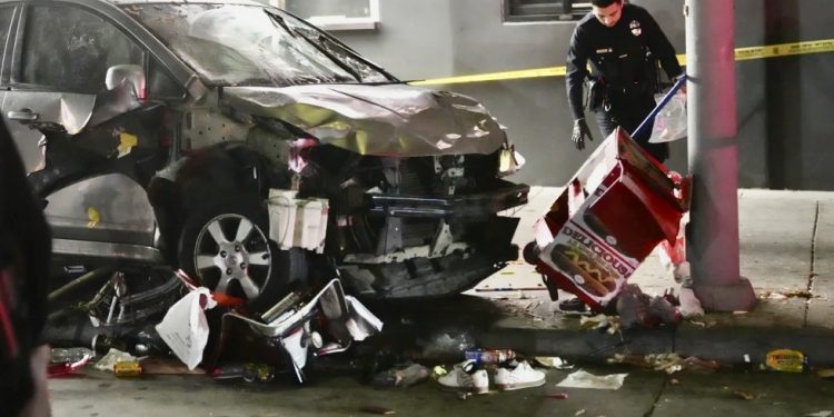 Atropellamiento múltiple en Los Ángeles deja al menos 30 heridos; transeúntes atacan a conductor