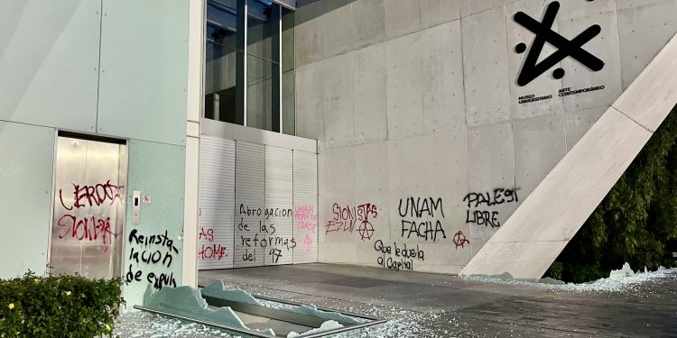 Manifestación contra la gentrificación deja destrozos en el MUAC y estaciones del Metrobús