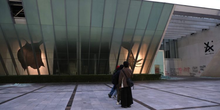 Condena Sheinbaum quema de libros en la UNAM durante protesta contra la gentrificación: “Sólo los fascistas lo han hecho en la historia”