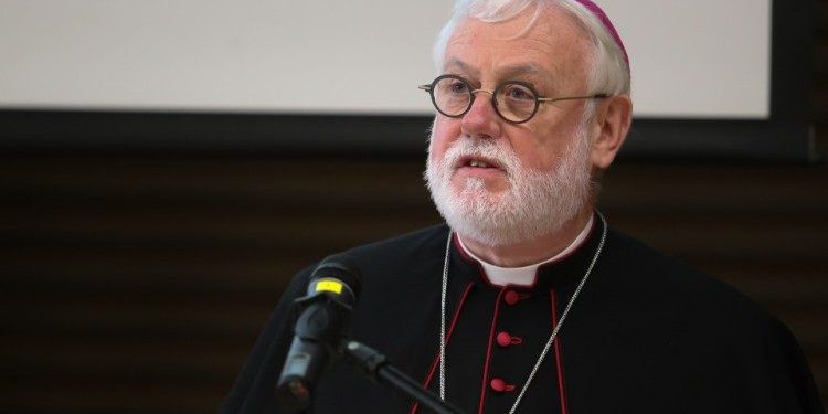 Sheinbaum impulsa lazos con la Santa Sede; Rosa Icela abordará visita papal con enviado del Vaticano