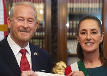 Sheinbaum se reúne con Ronald Johnson, embajador de EU, en Palacio Nacional, ante inminente imposición de aranceles